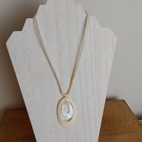 Caracol Mother of Pearl Pendant Necklace Rope Style Chain Contemporary - Picture 2 of 6